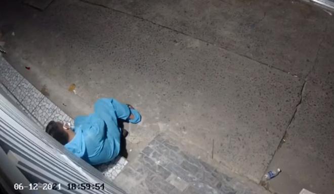 Clip: Xót xa cán bộ chống dịch Covid-19 nằm vật xuống hiên nhà-3