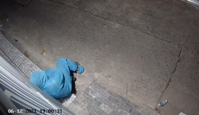 Clip: Xót xa cán bộ chống dịch Covid-19 nằm vật xuống hiên nhà-4