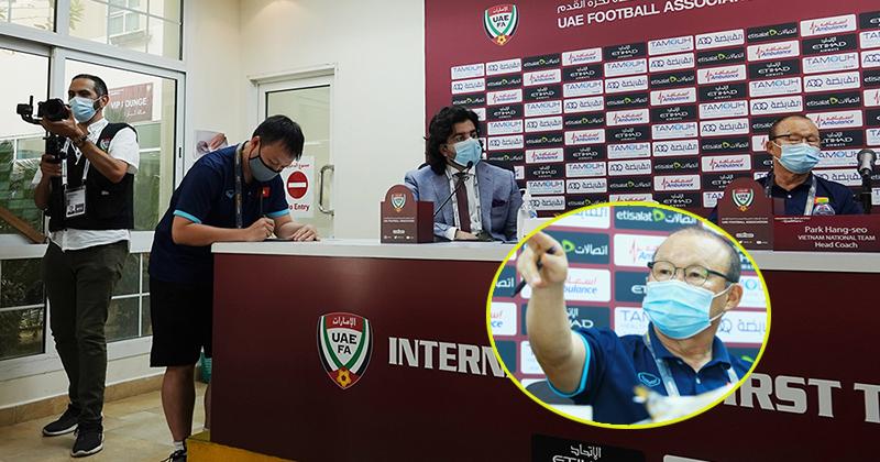 HLV Park gay gắt khi phát hiện phóng viên UAE định quay lén tờ ghi chú chiến thuật đặc biệt-1