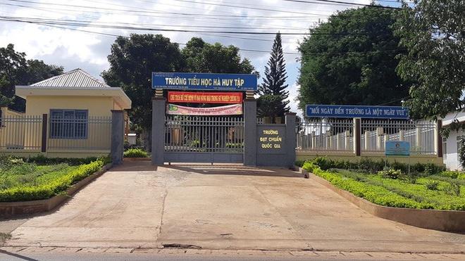 Cậu học trò nghèo không có tiền nộp quỹ bị trường giữ học bạ-1