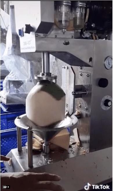 Không chặt dừa bằng tay như Việt Nam, nước bạn sử dụng cỗ máy giải quyết vấn đề trong chớp mắt-2