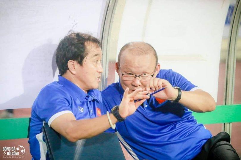 Nhà báo Lại Văn Sâm viết thơ ghi lời dặn thầy Park với trợ lý Lee trước trận gặp UAE-2