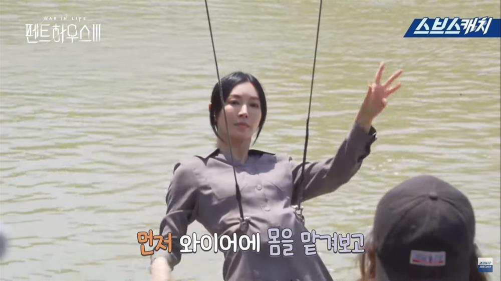 Hậu trường Penthouse 3 tập 2: Dì Trinh ngầu lòi tự đu dây nhảy vực không cần đóng thế-4