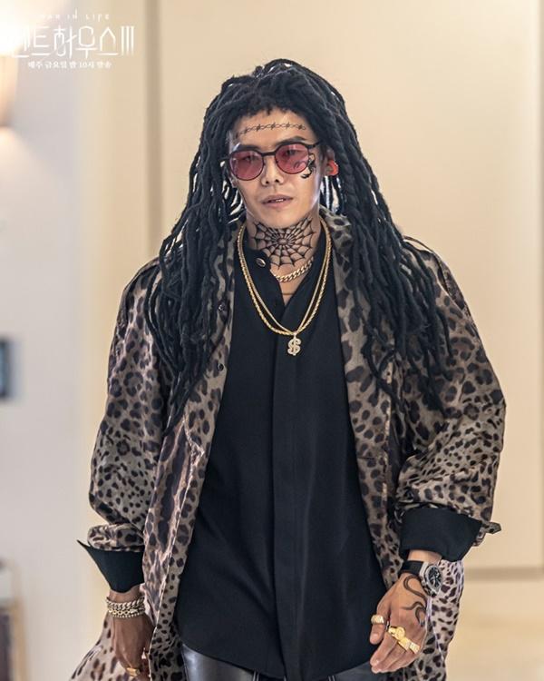 2 lần Park Eun Seok bị biên kịch Penthouse dìm tơi tả: hết hóa trang thành ông thầy lập dị đến anh trai Logan Lee khiến khán giả cạn lời-3