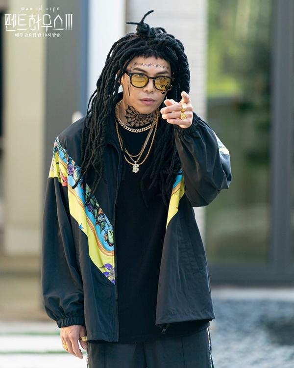 2 lần Park Eun Seok bị biên kịch Penthouse dìm tơi tả: hết hóa trang thành ông thầy lập dị đến anh trai Logan Lee khiến khán giả cạn lời-4