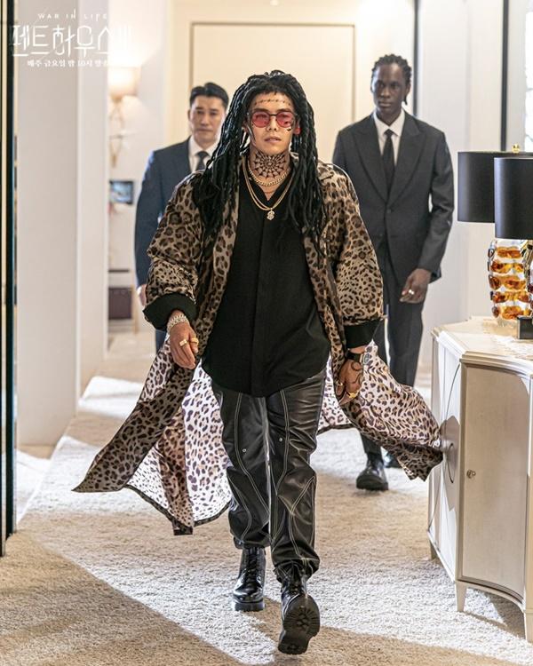 2 lần Park Eun Seok bị biên kịch Penthouse dìm tơi tả: hết hóa trang thành ông thầy lập dị đến anh trai Logan Lee khiến khán giả cạn lời-5