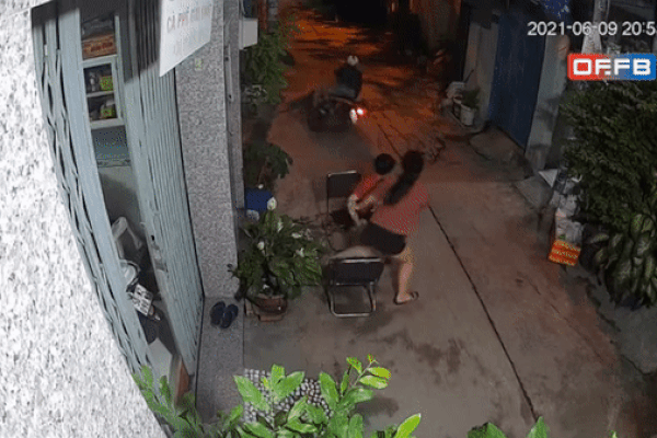 Clip: Đi cướp quên xem ngày tốt, thanh niên ngã sấp mặt, bỏ xe chạy lấy người