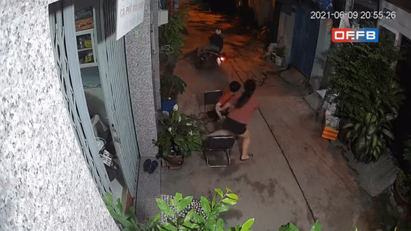 Clip: Đi cướp quên xem ngày tốt, thanh niên ngã sấp mặt, bỏ xe chạy lấy người-1