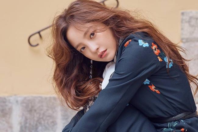 Chiều 15/6, truyền thông Hàn đưa tin "đạo luật Goo Hara" đã được thông qua. Theo đó, nếu cha mẹ bỏ bê, không chu cấp cho con cái thì sẽ không được quyền thừa kế tài sản của người con. Anh trai Goo Hara đã đề xuất đạo luật này khi người mẹ bỏ đi từ lâu về đòi quyền thừa kế sau khi nữ ca sĩ qua đời.