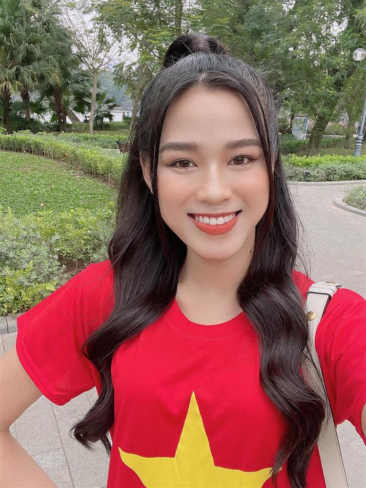 Hoa hậu Tiểu Vy hứa làm osin nếu đội tuyển Việt Nam thắng UAE-4