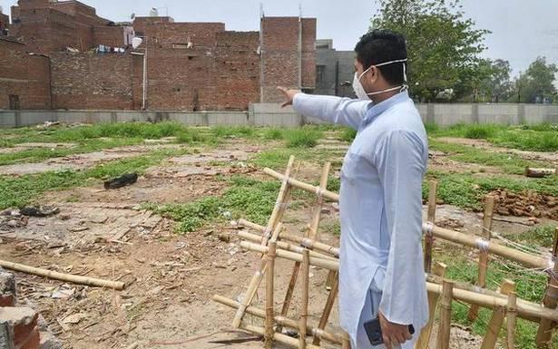 Nhân viên lò hỏa táng Ấn Độ nhớ lại những ngày kinh hoàng, xác chết nhiều đến ám ảnh-4