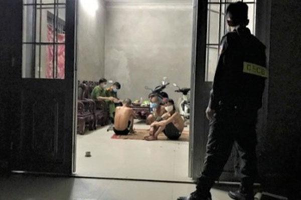 Tụ tập ăn uống trong đêm, 3 người bị phạt 45 triệu-1