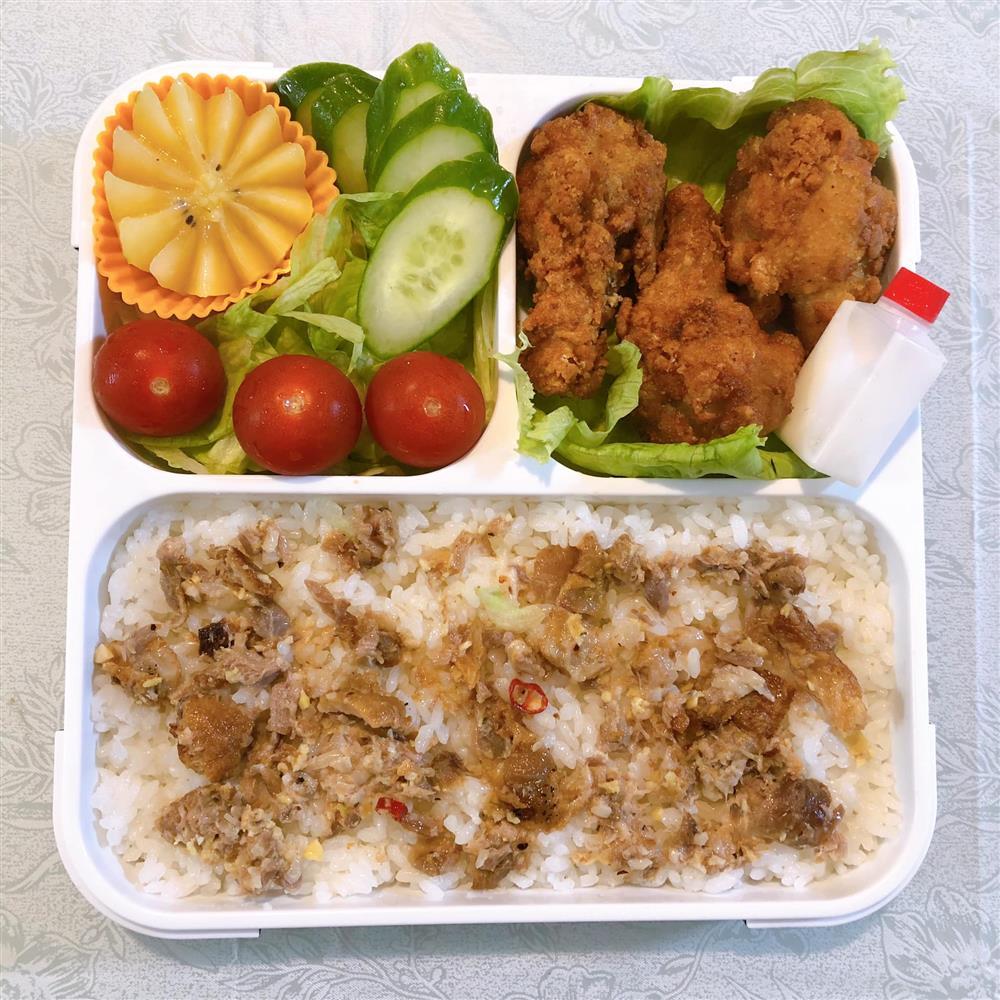 Nhìn suất cơm trưa vợ người ta chuẩn bị cho chồng mang đi làm mà thấy chạnh lòng thay!-11