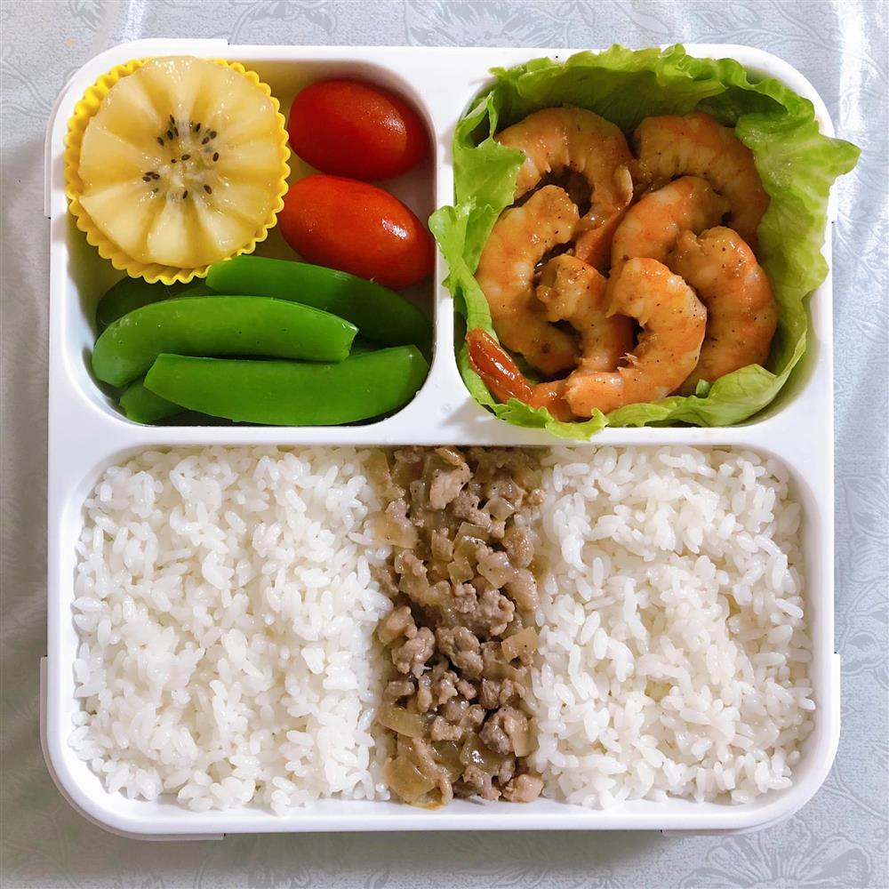 Nhìn suất cơm trưa vợ người ta chuẩn bị cho chồng mang đi làm mà thấy chạnh lòng thay!-12