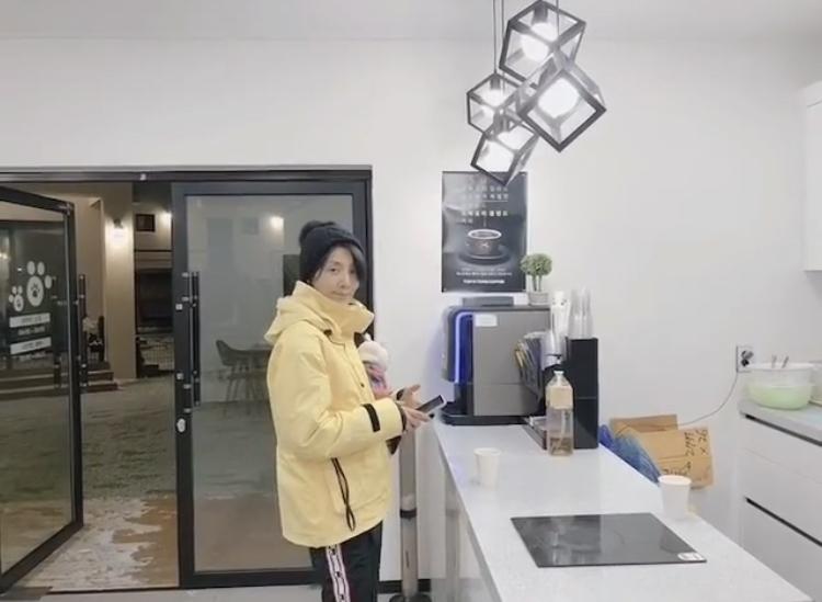 Body quyến rũ rõ từng múi mít tuổi U50 của mợ cả phim Mine-7