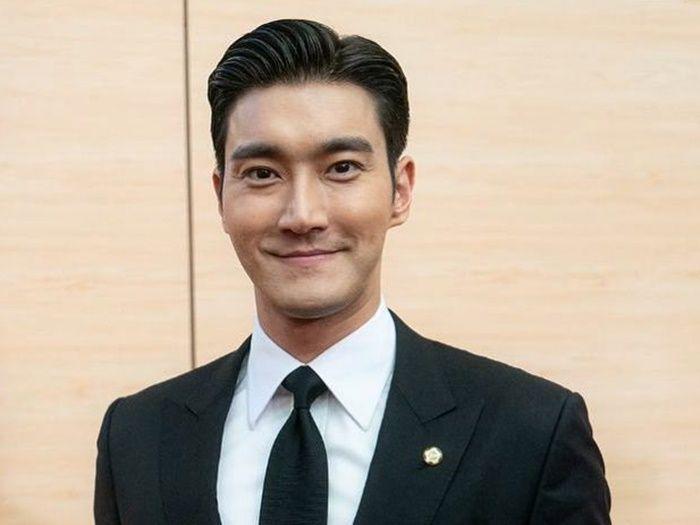 Cha của Choi Si Won là cựu giám đốc điều hành của công ty dược phẩm Boryung Medience và mẹ là quan chức cấp cao của Bộ Ngoại giao. Gia đình Choi Siwon sở hữu một lượng lớn cổ phần của Hyundai Department Store – 1 trong 3 hệ thống siêu thị lớn nhất của Hàn Quốc.