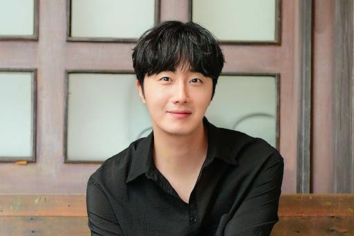 Jung Il Woo hay vào vai những công tử giàu có và thực tế ngoài đời anh cũng là chàng thiếu gia đích thực. Ông nội anh là bác sĩ của cựu Tổng thống Hàn Quốc và cũng là giám đốc của một bệnh viện ở Seoul. Cha của Jung Il Woo là giám đốc của một học viện Kendo (đấu kiếm Nhật Bản). Ngoài ra, mẹ anh là trưởng phòng thí nghiệm của đại học Hàn Quốc.