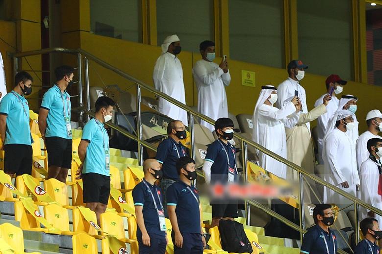 CĐV UAE diện Kandura trắng toát giữa đêm, thổi nhạc nhức óc phát hờn-5