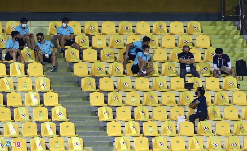 CĐV UAE diện Kandura trắng toát giữa đêm, thổi nhạc nhức óc phát hờn-6