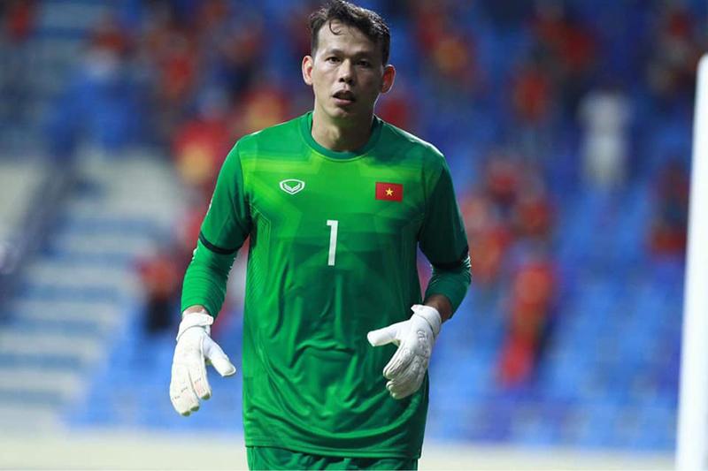Thủ môn Tấn Trường xin lỗi vì để thua UAE, đồng loạt người nổi tiếng vỗ về-1