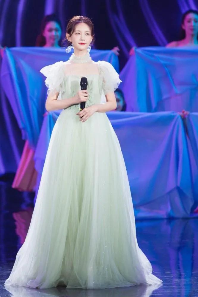 Cảnh Điềm bị đài CCTV chỉnh váy vì bị cho là mặc đồ hở hang-3