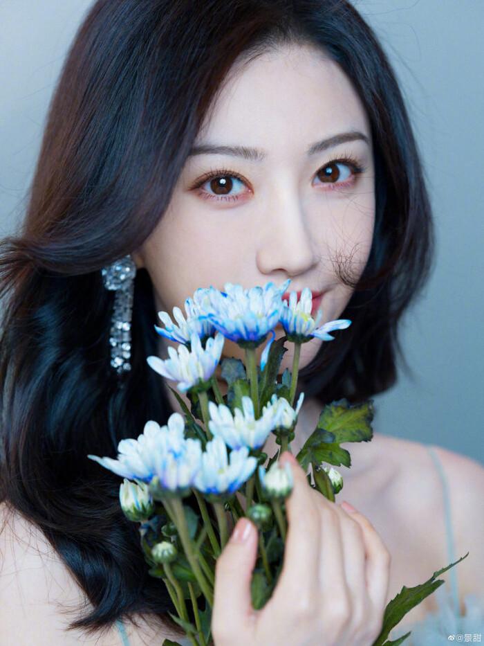 Cảnh Điềm bị đài CCTV chỉnh váy vì bị cho là mặc đồ hở hang-7