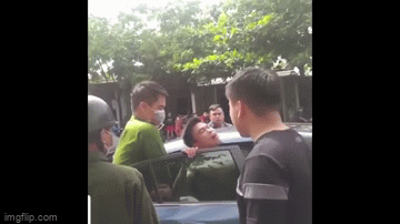 Clip: Bị nước bắn vào người, thanh niên chặn ô tô, cắn đứt đôi dây an toàn xe-1