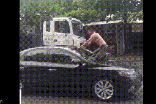 Xe quân đội lao xuống vệ đường, 2 người tử nạn-2