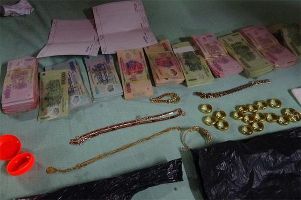 Con dâu trộm 20 nhẫn vàng của bố chồng-1