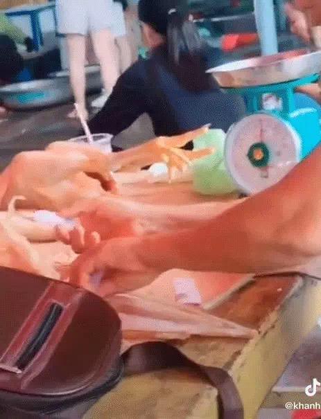 Rùng mình người bán hàng dùng keo 502 dính râu mực hòng bán giá cao-1