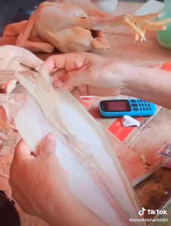 Rùng mình người bán hàng dùng keo 502 dính râu mực hòng bán giá cao-2