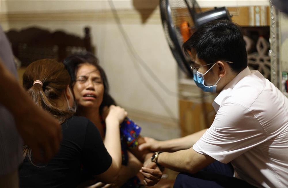 Tang tóc 4 quan tài chôn cạnh nhau trong vụ cháy phòng trà 6 người tử vong-2