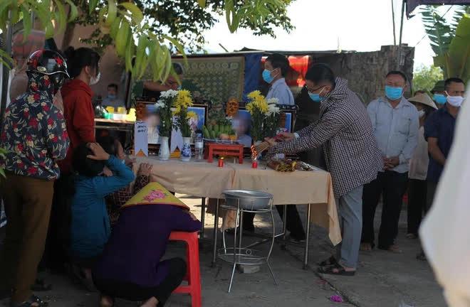 Tang tóc 4 quan tài chôn cạnh nhau trong vụ cháy phòng trà 6 người tử vong-3