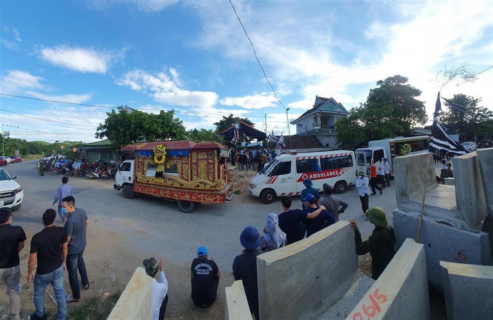 Tang tóc 4 quan tài chôn cạnh nhau trong vụ cháy phòng trà 6 người tử vong-6