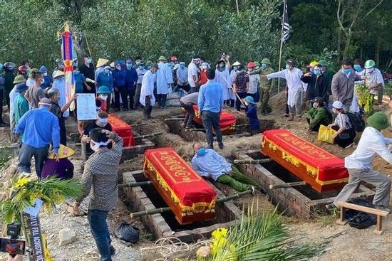 Tang tóc 4 quan tài chôn cạnh nhau trong vụ cháy phòng trà 6 người tử vong