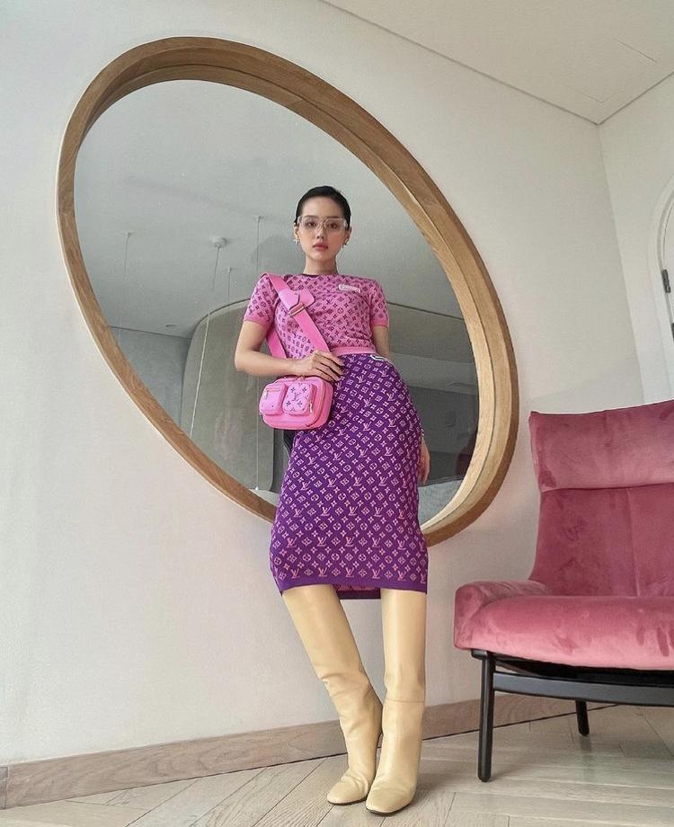 Ở nhà, sao Việt lẫn mỹ nhân Cbiz dát hàng hiệu chất ngất như đi thảm đỏ-4