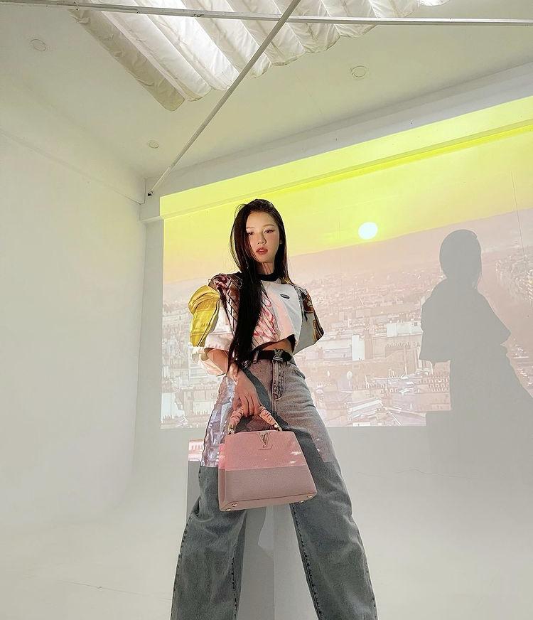 Ở nhà, sao Việt lẫn mỹ nhân Cbiz dát hàng hiệu chất ngất như đi thảm đỏ-7