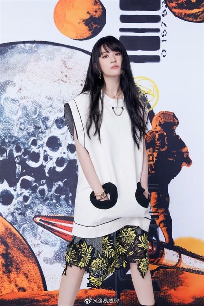 Ở nhà, sao Việt lẫn mỹ nhân Cbiz dát hàng hiệu chất ngất như đi thảm đỏ-9