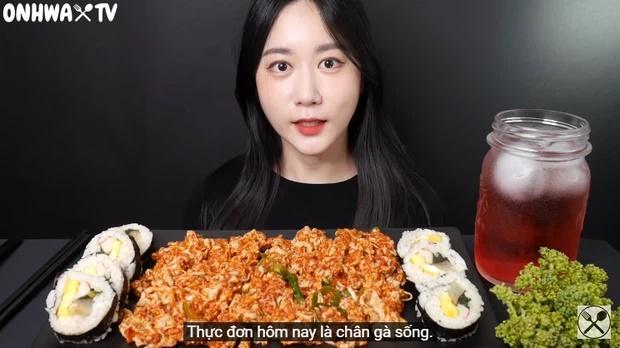 Nữ YouTuber mukbang ăn chân gà sống khiến người xem khiếp đảm-1