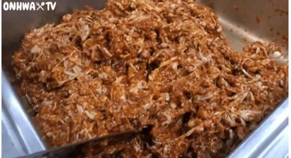 Nữ YouTuber mukbang ăn chân gà sống khiến người xem khiếp đảm-2