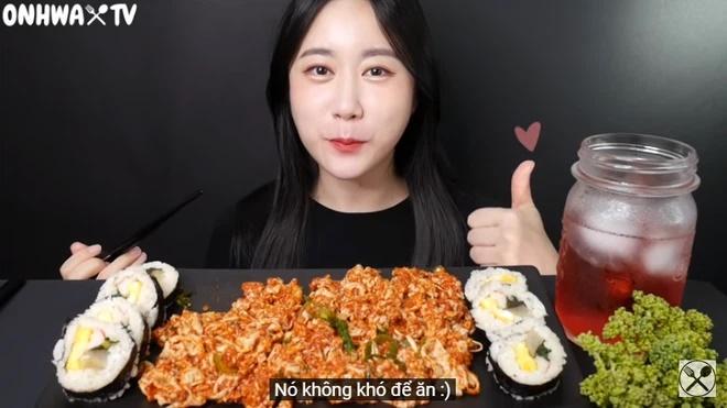 Nữ YouTuber mukbang ăn chân gà sống khiến người xem khiếp đảm-3