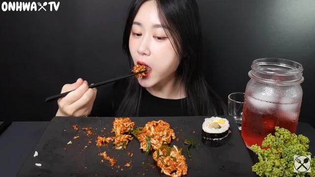 Nữ YouTuber mukbang ăn chân gà sống khiến người xem khiếp đảm-4