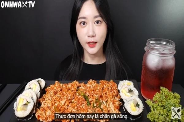 What are some popular mukbang videos featuring Thai-style chicken feet in spicy sauce?