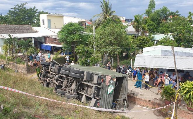 Xe quân đội lao xuống vệ đường, 2 người tử nạn-1
