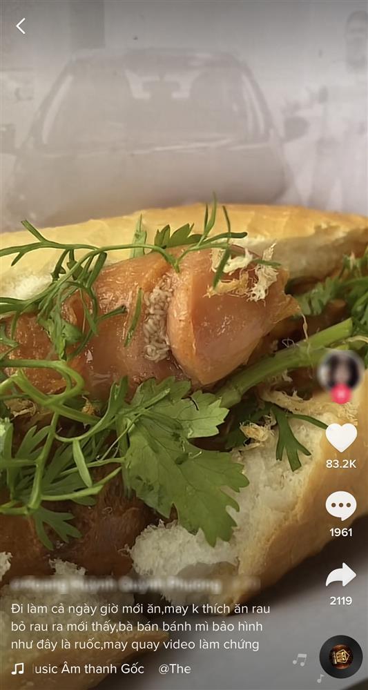 Mua bánh mì, cô gái thất kinh khi vừa định đưa lên miệng-2