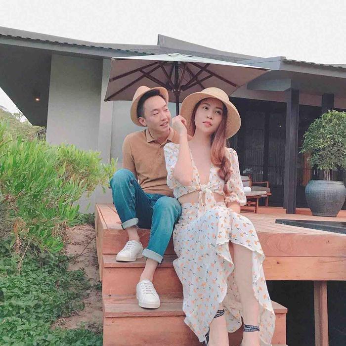 Vóc dáng đã nhỏ bé, đại gia phố núi không nên ngồi sau chân dài họ Đàm như thế này.