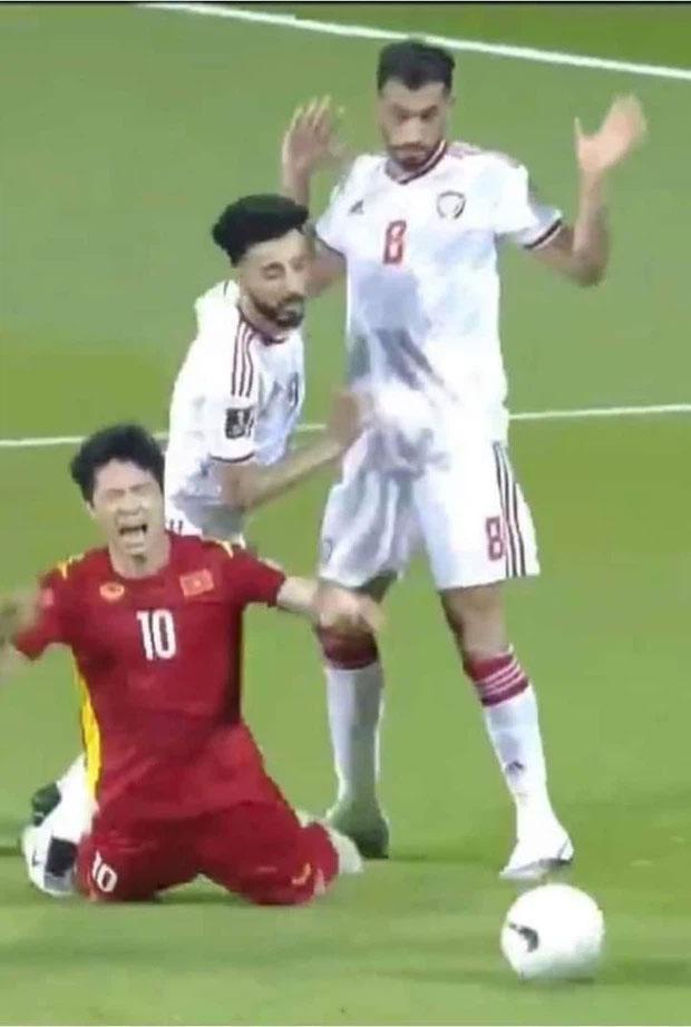 Lan truyền ảnh trọng tài đứng cười khi Công Phượng bị UAE đốn ngã-5