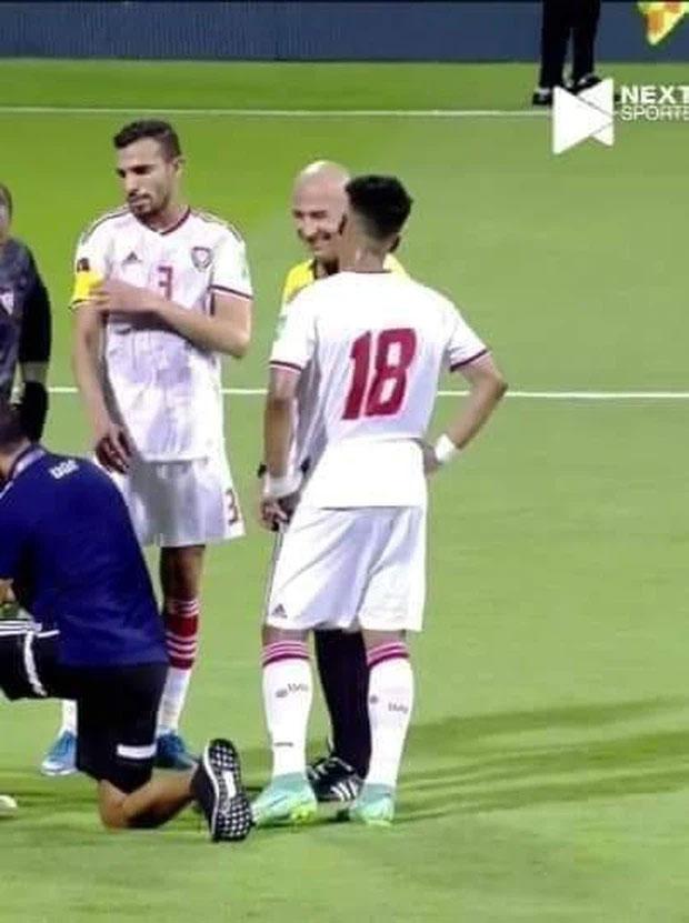 Lan truyền ảnh trọng tài đứng cười khi Công Phượng bị UAE đốn ngã-4