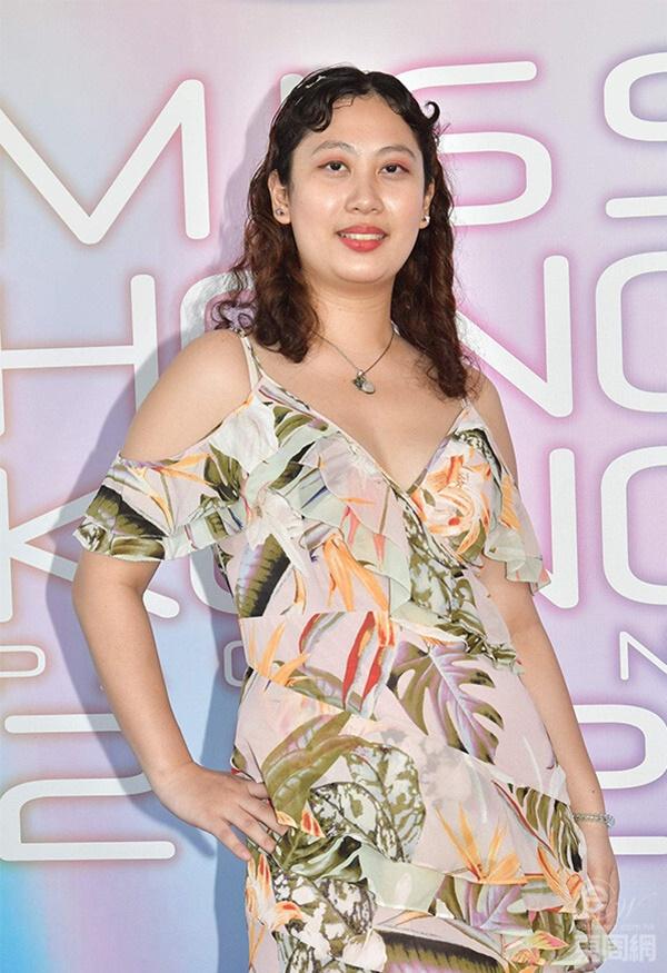 Cô gái mặt bà thím vào vòng 2 Hoa hậu Hong Kong-1