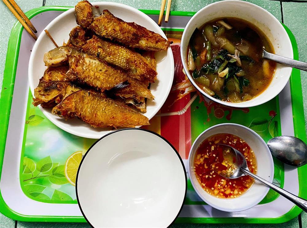 Trưa nào mẹ chồng cũng mang cơm cho con dâu, nhìn thành phẩm chị em khóc ròng-7